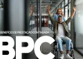 Pessoa em cadeira de rodas celebrando conquista em ambiente corporativo, ilustrando o BPC e a obrigatoriedade do CPF no CadÚnico em 2026.
