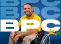 Homem sorridente em cadeira de rodas ao lado da sigla BPC, representando o pagamento do benefício em junho.
