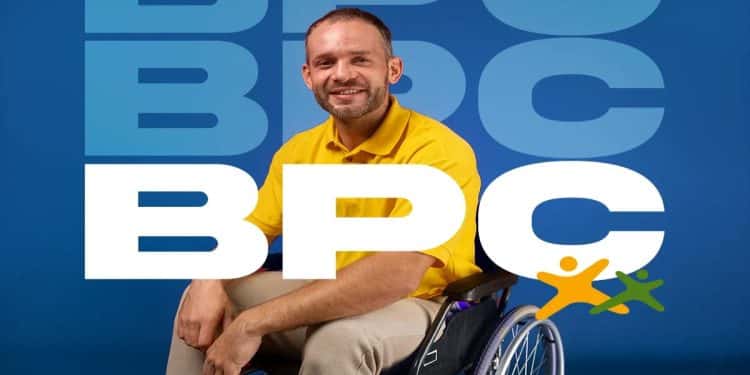 Homem sorridente em cadeira de rodas ao lado da sigla BPC, representando o pagamento do benefício em junho.