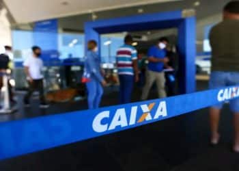 Imagem de uma agência da Caixa Econômica Federal, banco que opera a nova rodada de pagamentos do ressarcimento das cotas do PIS/Pasep.