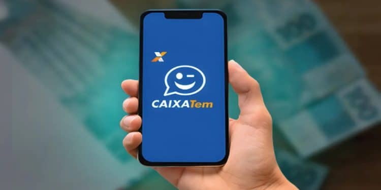 Celular exibindo a tela inicial do aplicativo Caixa Tem, segurado por uma mão, com notas de real desfocadas ao fundo, representando o acompanhamento de benefícios e pagamentos.