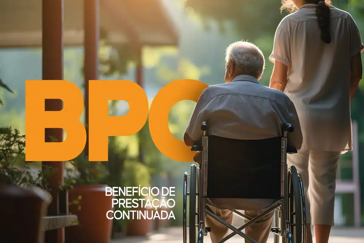 Idoso em cadeira de rodas acompanhado por cuidadora, representando os beneficiários do BPC que recebem em junho