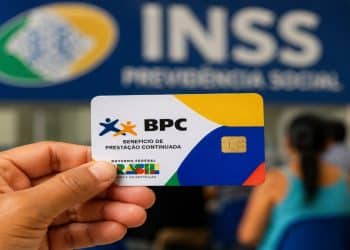 Cartão do BPC diante de agência do INSS, que paga R$ 1.621 ao beneficiário de final 3 nesta sexta (26)