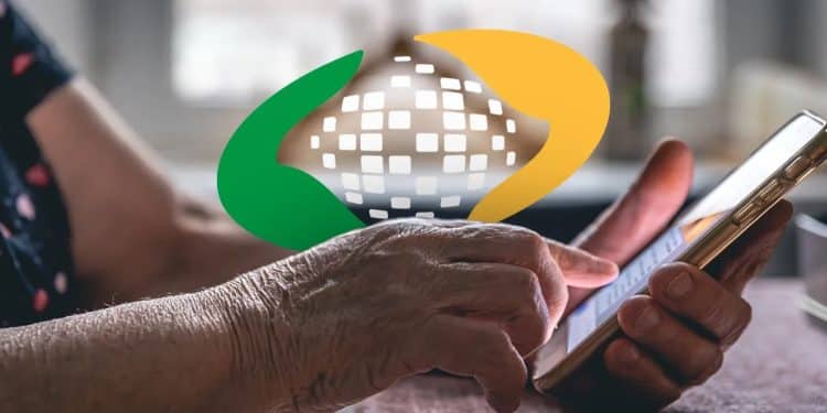 Idosa consulta a data de pagamento do BPC pelo celular, com a marca do INSS ao fundo