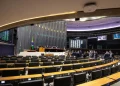 Plenário da Câmara dos Deputados com deputados reunidos, relacionado a novos pisos salariais para garçons, frentistas e auxiliares administrativos.