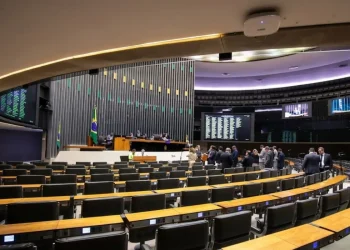 Plenário da Câmara dos Deputados com deputados reunidos, relacionado a novos pisos salariais para garçons, frentistas e auxiliares administrativos.