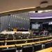 Plenário da Câmara dos Deputados com deputados reunidos, relacionado a novos pisos salariais para garçons, frentistas e auxiliares administrativos.