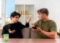 Dois jovens conversam em clima de tensão, representando atitudes passivo-agressivas e dificuldade de comunicação.