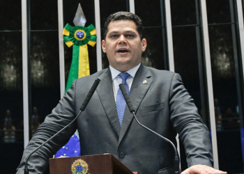 Davi Alcolumbre discursando no Senado sobre convocação de aprovados em concurso público.