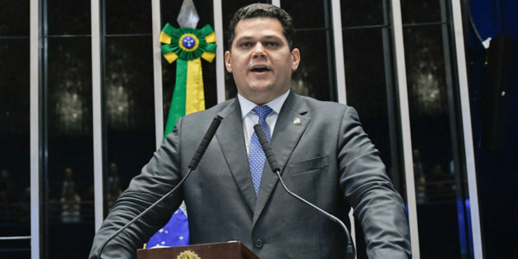 Davi Alcolumbre discursando no Senado sobre convocação de aprovados em concurso público.