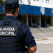 Guarda Municipal de costas em frente a prédio público durante atuação de vigilância urbana.
