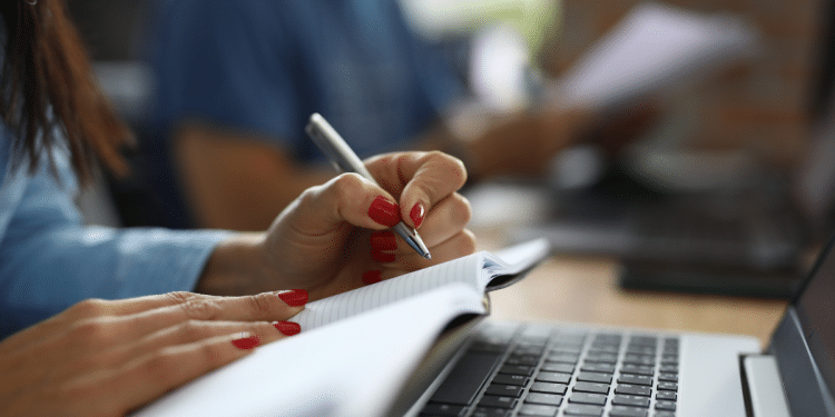 Pessoa fazendo anotações sobre concurso público em Boa Esperança do Iguaçu PR.