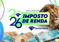 Arte da declaração do Imposto de Renda 2026 com a figura do leão e cédulas de real
