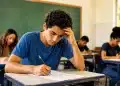 Estudante concentrado escrevendo a redação, demonstrando foco e leve tensão, representando as regras de correção da redação do Enem.