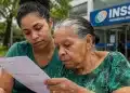 Jovem acompanhando idosa na leitura de documento sobre requisitos para receber o BPC