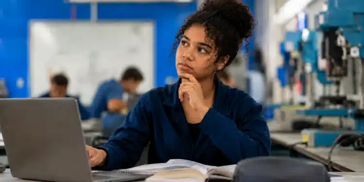 Jovem estudante pensativa, avaliando a escolha entre curso técnico ou tecnólogo.