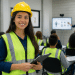 Aluna com capacete e colete de segurança participa de treinamento em curso técnico de Segurança do Trabalho.
