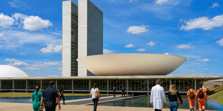 Profissionais de diferentes categorias caminham em direção ao prédio do Congresso Nacional