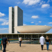 Profissionais de diferentes categorias caminham em direção ao prédio do Congresso Nacional