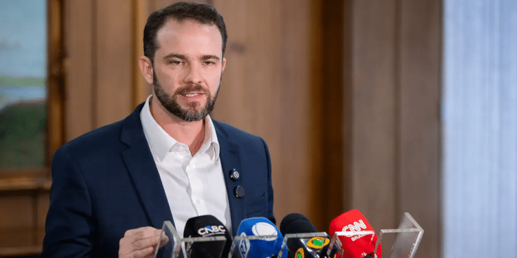 Autoridade do governo em coletiva à imprensa apresenta as modalidades de crédito do Desenrola
