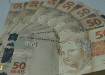 Notas de R$ 50 representam o valor do FGTS liberado pelo Desenrola FGTS para abater dívidas