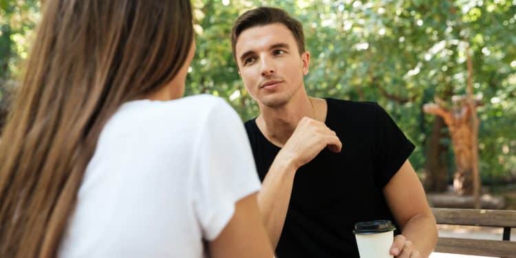 Homem desvia o olhar durante conversa, ilustrando o mito sobre a direção do olhar e a mentira