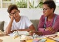 Adolescente recebe acompanhamento durante os estudos em contexto de avaliação do TDAH