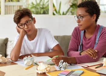 Adolescente recebe acompanhamento durante os estudos em contexto de avaliação do TDAH