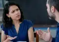 Duas pessoas em debate em sala de aula, representando a dúvida entre usar “degladiar” ou “digladiar”.