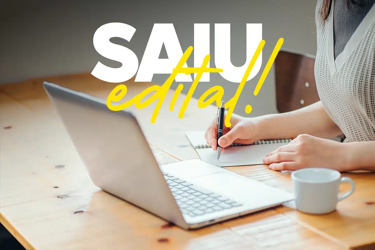 Pessoa estuda em notebook ao lado da arte com a frase Saiu edital, sobre o concurso da Câmara de Mauá