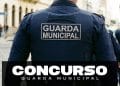 Guarda municipal de costas patrulhando rua, em referência ao concurso de Itajaí com 20 vagas e salário de R$ 5.582,16