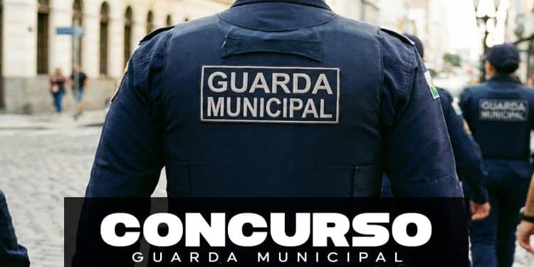 Guarda municipal de costas patrulhando rua, em referência ao concurso de Itajaí com 20 vagas e salário de R$ 5.582,16