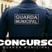 Guarda municipal de costas patrulhando rua, em referência ao concurso de Itajaí com 20 vagas e salário de R$ 5.582,16