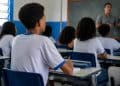 Estudantes do ensino fundamental e médio em sala de aula, etapa em que o projeto quer incluir a educação tributária como matéria obrigatória