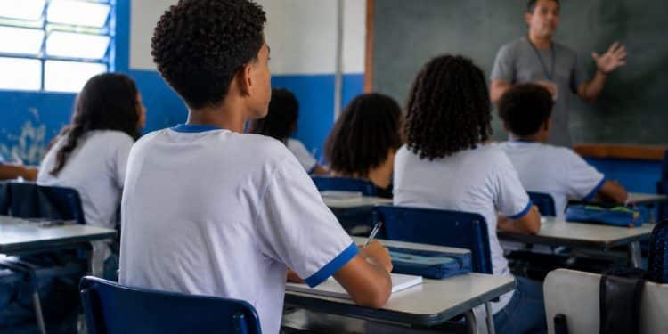 Estudantes do ensino fundamental e médio em sala de aula, etapa em que o projeto quer incluir a educação tributária como matéria obrigatória