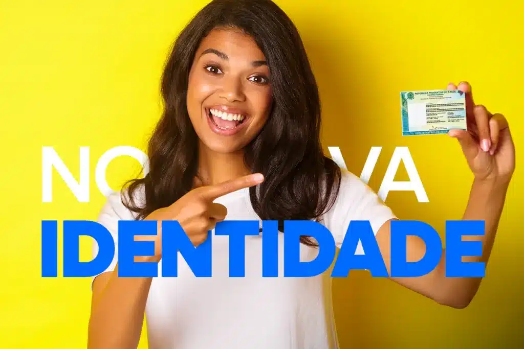 Jovem de camiseta branca sorri e aponta para a nova Carteira de Identidade Nacional que segura em fundo amarelo