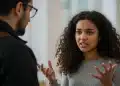 Homem e mulher em conversa séria, com expressão emocional intensa e gestos de frustração e tentativa de explicação em um ambiente interno iluminado.
