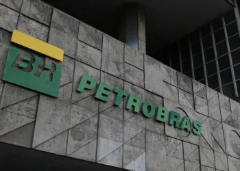 Fachada da Petrobras com o logotipo BR, em referência ao Programa de Estágio 2026 com 150 vagas e bolsa de R$ 1.825