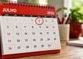Imagem ilustrativa de um calendário de julho de 2026 com o dia 2, uma quinta-feira, destacado em vermelho, data do feriado estadual na Bahia.