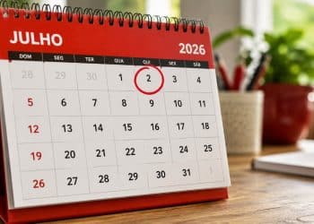 Imagem ilustrativa de um calendário de julho de 2026 com o dia 2, uma quinta-feira, destacado em vermelho, data do feriado estadual na Bahia.
