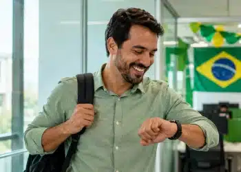 Trabalhador brasileiro sorrindo, representando a possibilidade de sair mais cedo do trabalho em dia de jogo da seleção na Copa.