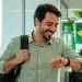 Trabalhador brasileiro sorrindo, representando a possibilidade de sair mais cedo do trabalho em dia de jogo da seleção na Copa.