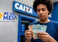 Jovem conta notas de R$ 50 e R$ 100 em frente a uma agência da Caixa, representando o pagamento de R$ 1.000 do Pé-de-Meia.