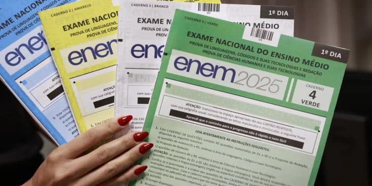 Cadernos de prova do Enem, ilustrando o estudo do Inep para usar inteligência artificial e reduzir o tempo de divulgação das avaliações.