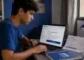 Estudante brasileiro acessando página de inscrição do Enem 2026 em notebook com boleto de pagamento sobre a mesa