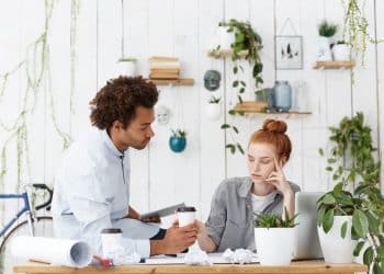 Colega oferece apoio a profissional em conversa que demonstra inteligência emocional no trabalho