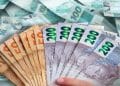 Leque de cédulas de real de R$ 50, R$ 100 e R$ 200, representando o valor acumulado do Incentivo-Conclusão do Pé-de-Meia