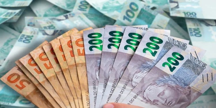 Leque de cédulas de real de R$ 50, R$ 100 e R$ 200, representando o valor acumulado do Incentivo-Conclusão do Pé-de-Meia