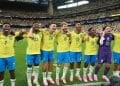 Imagem da Seleção Brasileira comemorando em campo a classificação que define o próximo jogo do Brasil, marcado para domingo às 17h pelas oitavas da Copa do Mundo 2026