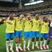 Imagem da Seleção Brasileira comemorando em campo a classificação que define o próximo jogo do Brasil, marcado para domingo às 17h pelas oitavas da Copa do Mundo 2026
